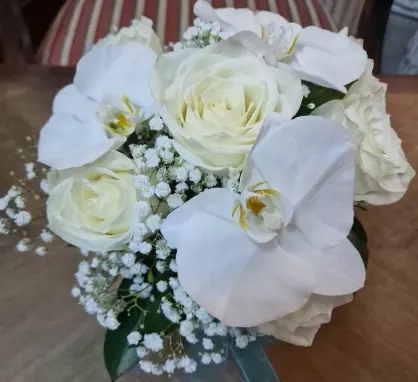 Aranjament cu Phalaenopsis și Trandafiri