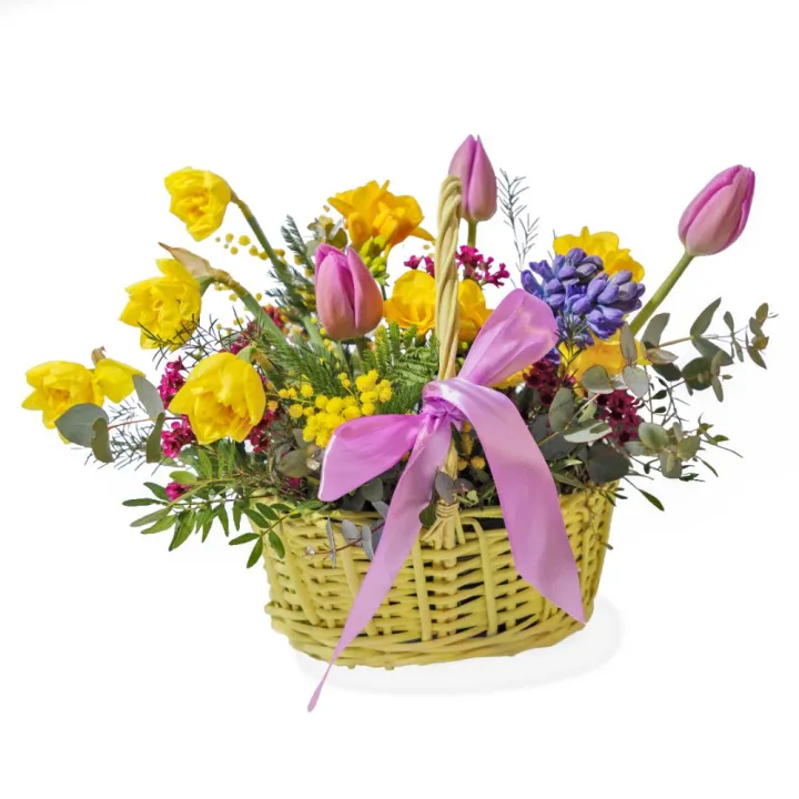 Coșuleț de Primăvară cu Narcise, Frezii și Lalele – Mix Floral Galben-Roz